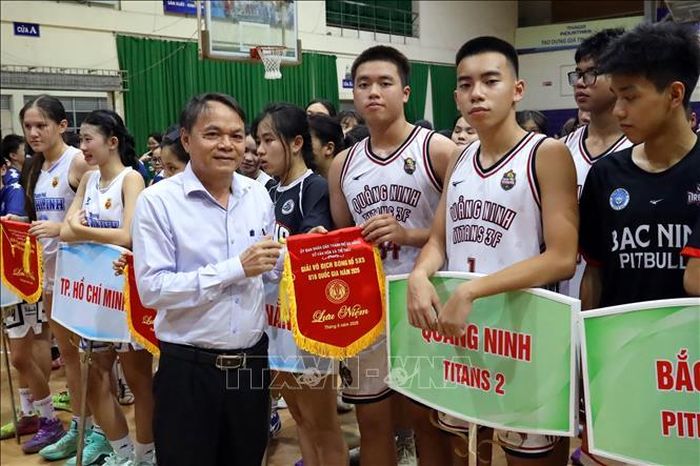 Ban Tổ chức tặng cờ lưu niệm cho các đoàn vận động viên dự giải.