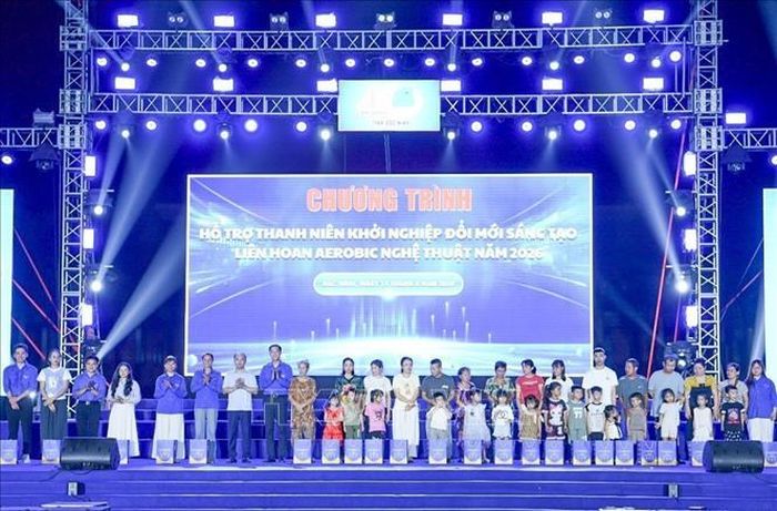 Ban tổ chức tặng quà cho thanh niên khởi nghiệp sáng tạo, thanh niên, các em có hoàn cảnh khó khăn.