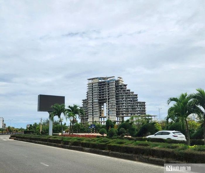 Sau hơn một thập kỷ, dự án này mới chỉ hoàn thành phần thô của tòa nhà khách sạn 12/19 tầng.