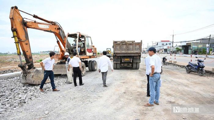 Đại diện Ban Quản lý dự án Khu vực 5, đơn vị tư vấn giám sát và nhà thầu thi công yêu cầu máy múc cào lớp đá móng tại hiện trường dự án đường Lê Duẩn (phường Long Thành) để kiểm tra thực tế chất lượng vật liệu sau phản ánh của Người Đưa Tin.