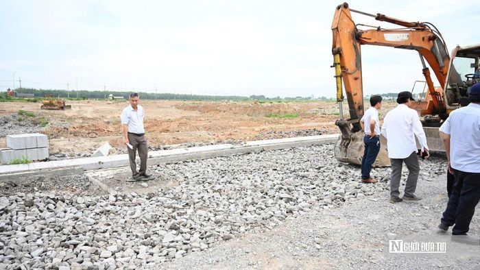 Ông Đào Văn Hựu, Phó Giám đốc Ban Quản lý dự án Khu vực 5, Tp.Đồng Nai (đứng bên trái), cùng đại diện các đơn vị liên quan kiểm tra hiện trường, rà soát chất lượng vật liệu lớp móng đá 4x6 tại dự án đường Lê Duẩn sau phản ánh của Người Đưa Tin.