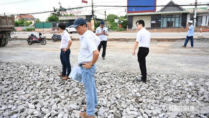 Ông Nguyễn Quốc Hùng, Phó Giám đốc Công ty TNHH Xây dựng Thương mại Lang Phong, đơn vị thi công dự án, cùng các đơn vị liên quan kiểm tra hiện trường lớp móng đá tại dự án nâng cấp, mở rộng đường Lê Duẩn (Tp.Đồng Nai).