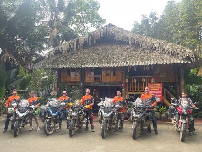 Khách quốc tế check-in tại căn nhà sàn của anh Phạm Văn Đại. (Ảnh NVCC)