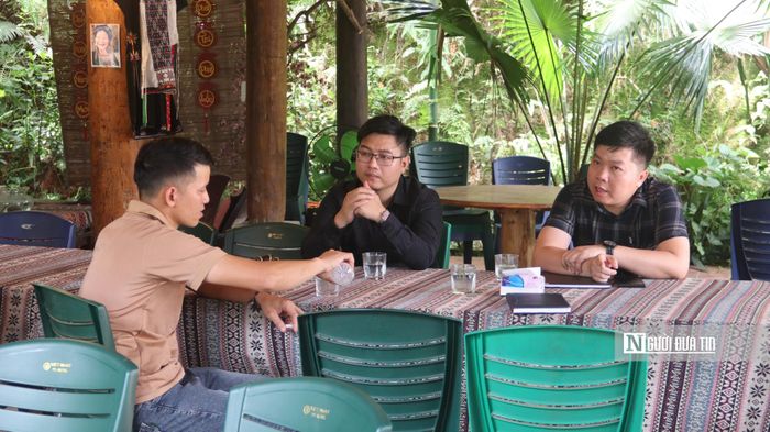 Anh Phú (giữa) rất thích cảnh quan nơi đây.