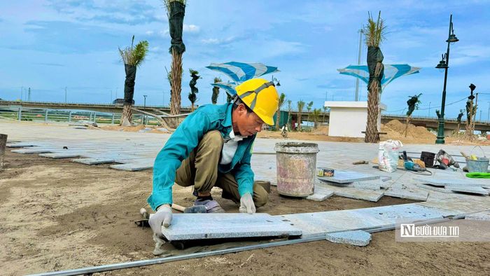 Công tác lát đá, gạch nền tại các khu vực cảnh quan, lối đi đang được liên danh nhà thầu đang tập trung triển khai.