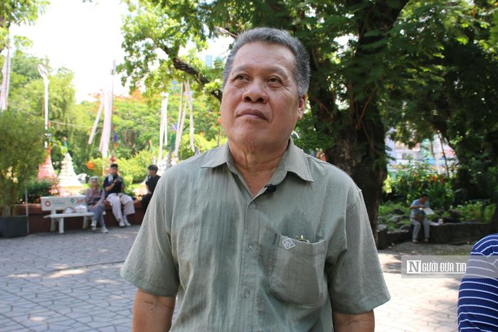 Thiếu tá, Cựu chiến binh Nguyễn Đình Dương xúc động khi nhìn dòng người đổ về công viên Lê Thị Riêng viếng các liệt sĩ.