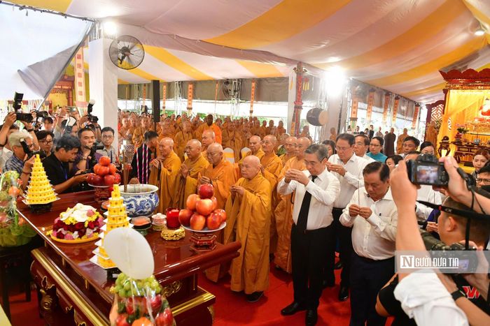 Tham dự buổi lễ có lãnh đạo Tp.HCM, lãnh đạo Quân khu 7, đại diện các sở, ban, ngành thành phố; Đức Trưởng lão Hòa thượng Thích Thiện Nhơn, Chủ tịch Hội đồng Trị sự GHPGVN; Hòa thượng Thích Lệ Trang, Trưởng Ban Trị sự GHPGVN Tp.HCM cùng đông đảo tăng ni, Phật tử và người dân.