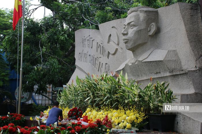 Người dân thắp nhang tại tượng đài tưởng niệm cố Tổng Bí thư Trần Phú.