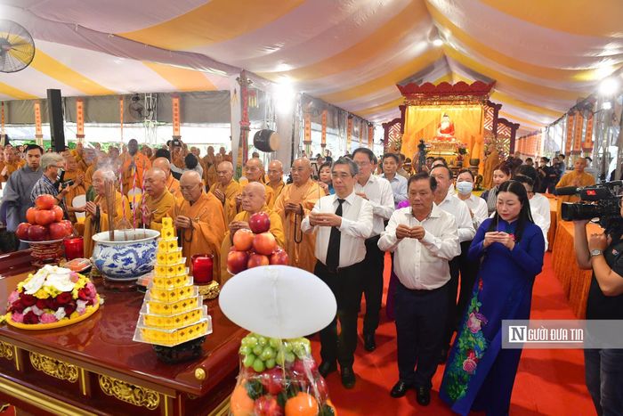 Trong không khí trang nghiêm, chư tôn đức tăng ni cùng đại biểu đã thực hiện các nghi thức dâng hương, tụng kinh cầu nguyện, tưởng niệm và kỳ siêu anh linh các anh hùng liệt sĩ, đồng bào yêu nước đã hy sinh vì sự nghiệp đấu tranh giải phóng dân tộc, bảo vệ Tổ quốc.