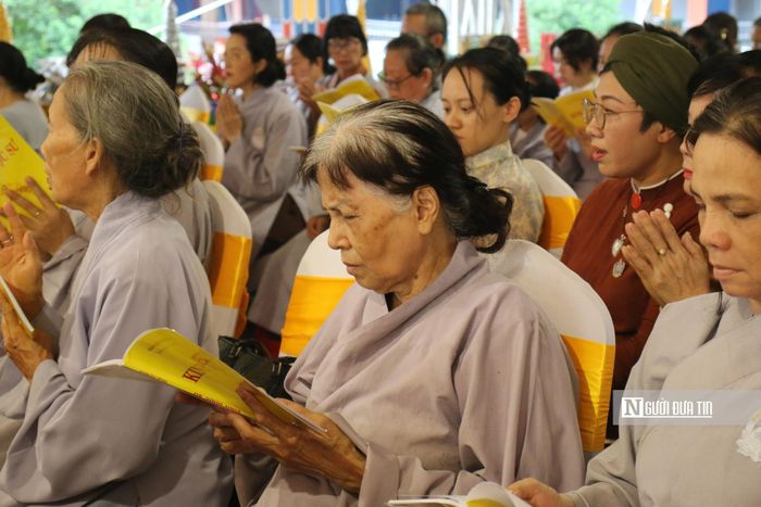 Người dân, Phật tử đọc kinh tại công viên Lê Thị Riêng.