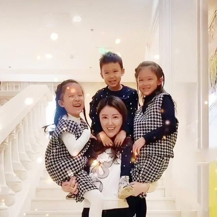 Cam Vy một mình nuôi ba con nhỏ sau khi chồng doanh nhân Giả Dược Đình bỏ sang Mỹ trốn nợ.