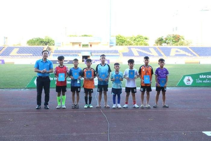 Trao quà cho các cầu thủ là con công nhân, người lao động.