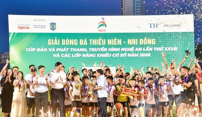Lãnh đạo tỉnh Nghệ An trao cúp vô địch cho các đội bóng: Thiếu niên xã Tam Hợp và Nhi đồng phường Thành Vinh.