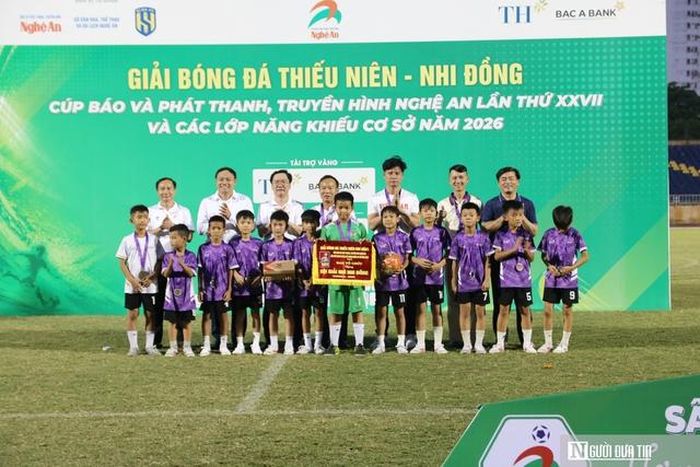 Trao giải Nhì cho đội bóng Nhi đồng phường Cửa Lò.