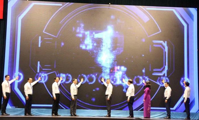 Các đại biểu nhấn nút phát động Phong trào thi đua “Quyết tâm thực hiện thắng lợi mục tiêu tăng trưởng bền vững 2 con số giai đoạn 2026 – 2030".