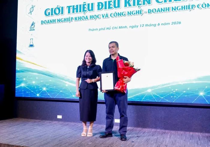Phó Giám đốc Sở KH-CN TP Hồ Chí Minh Nguyễn Hoàng Bảo Trân trao giấy chứng nhận doanh nghiệp KHCN cho đại diện công ty GreenNode.
