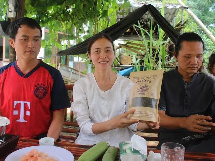 Bạn Nguyễn Thị Xiêm - đồng sáng lập Làng Chữa Lành tự hào khoe sản phẩm trà tía tô OCOP của làng.