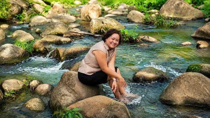 Du khách thích thú hòa mình vào suối nước mát tại Làng Chữa Lành.