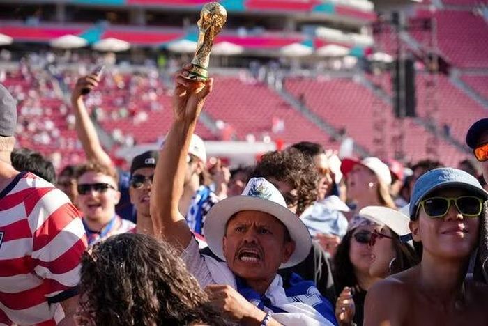 Nhiều người than phiền World Cup 2026 đã từ lễ hội bóng đá biến thành sự kiện của tầng lớp giàu có. Ảnh: Creaders.
