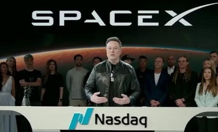 Elon Musk cùng nhân viên ăn mừng IPO thành công ở Starbase. Ảnh: Sohu.