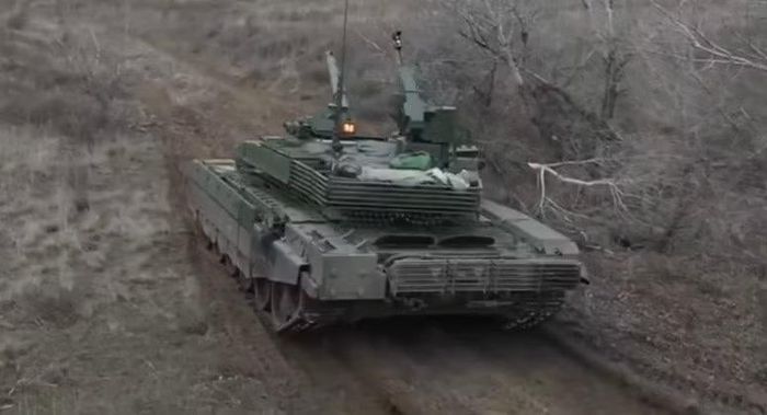 Xe tăng T-90M của quân đội Nga trong quá trình triển khai tác chiến tại chiến trường Ukraine. Ảnh: MW.