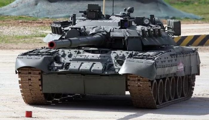 Xe tăng chiến đấu chủ lực T-80. Ảnh: MW.