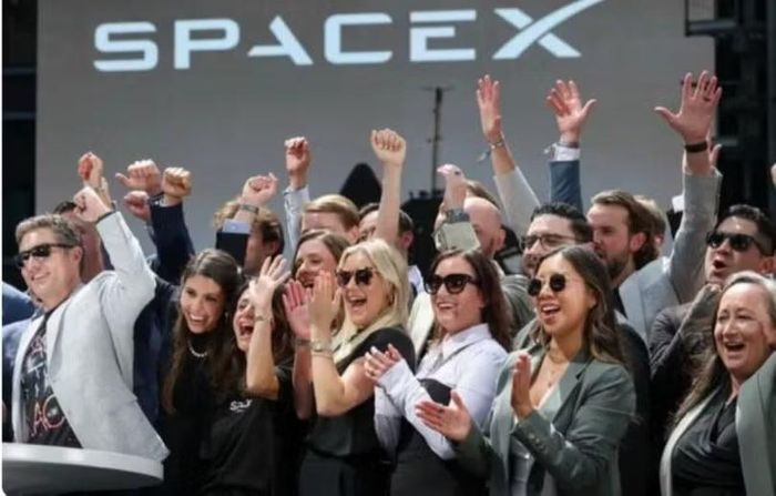Các nhân viên SpaceX phấn khởi khi đổi đời sau vụ IPO thành công. Ảnh: Micromedia.