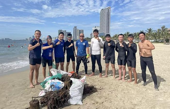 Các tình nguyện viên và rác - chiến lợi phẩm thu được từ đáy biển.
