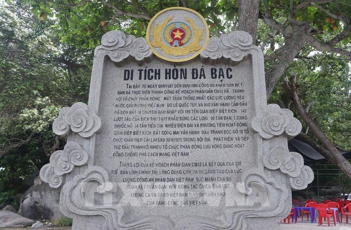 Bảng Di tích lịch sử - văn hóa cấp Quốc gia Hòn Đá Bạc. Ảnh: Tuấn Phi – TTXVN
