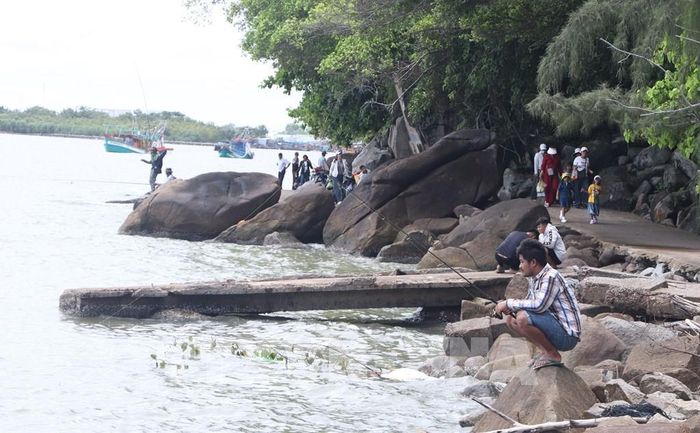 Du khách và người dân địa phương đến tham quan, câu cá giải trí ở Hòn Đá Bạc. Ảnh: Tuấn Phi – TTXVN