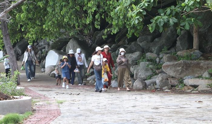 Hòn Đá Bạc thu hút khá đông du khách trong và ngoài nước trong dịp Hè. Ảnh: Tuấn Phi – TTXVN