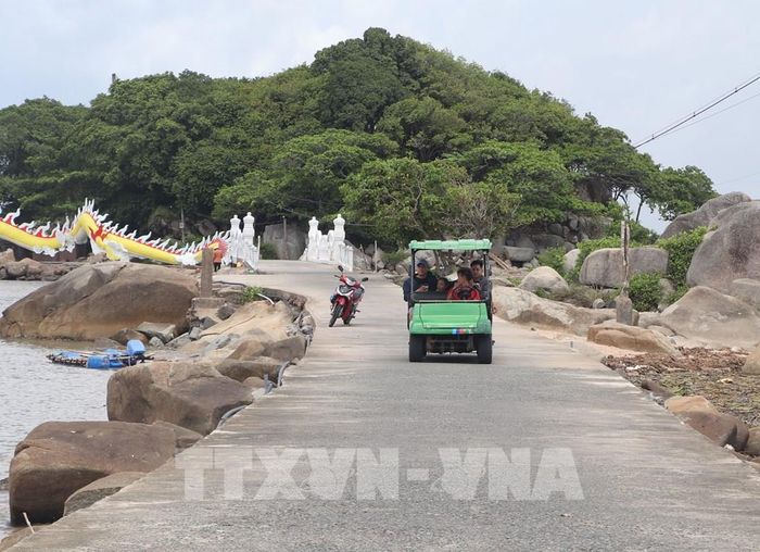 Xe điện đưa đón khách tham quan tại Hòn Đá Bạc. Ảnh: Tuấn Phi – TTXVN