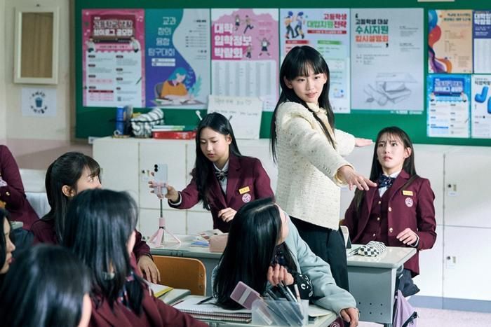 Teach You A Lesson lựa chọn góc nhìn gai góc hơn khi phản ánh hàng loạt vấn đề nhức nhối trong môi trường học đường.