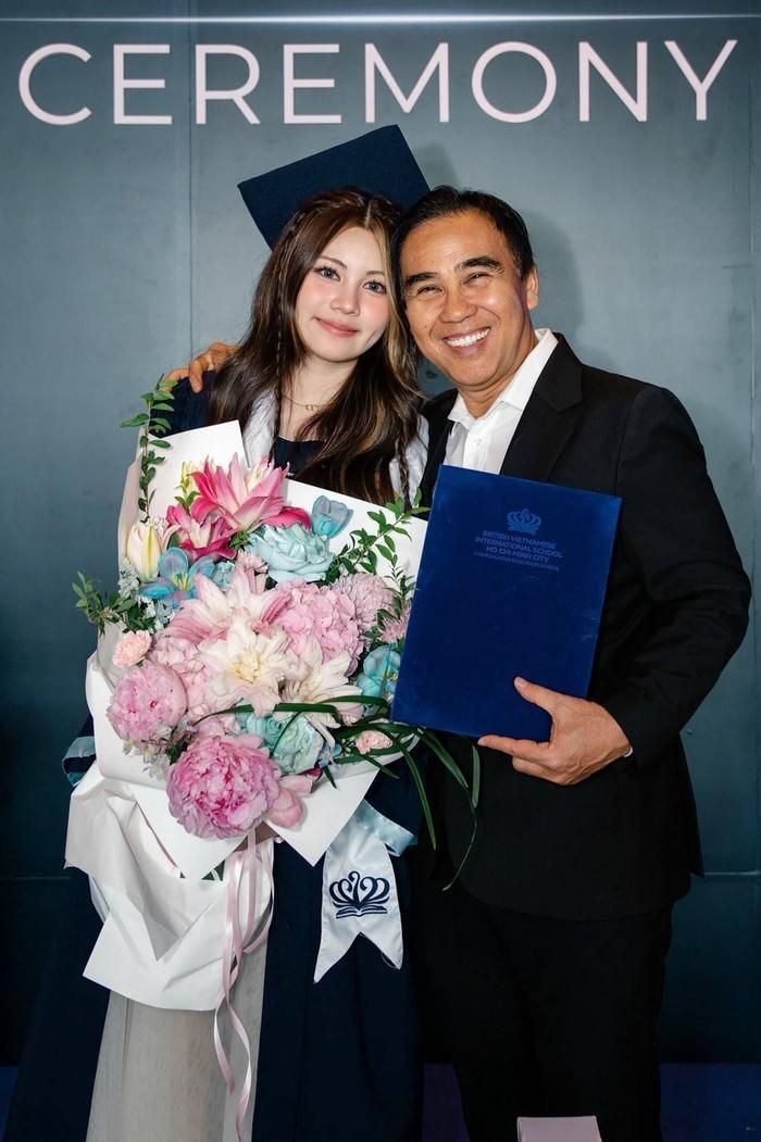 MC Quyền Linh chia sẻ hình ảnh bên con gái út trong ngày tốt nghiệp.