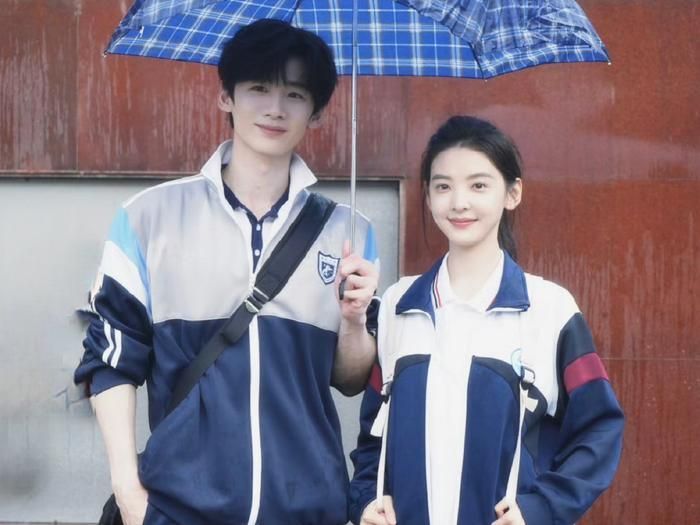 Câu chuyện tái hợp giữa Tang Diên và Ôn Dĩ Phàm mang đến nhiều cung bậc cảm xúc khi cả hai từng bỏ lỡ nhau bởi những biến cố của tuổi trẻ. Sau gần một thập kỷ, số phận đưa họ trở thành bạn cùng nhà, tạo nên những tình huống vừa ngượng ngùng vừa ngọt ngào. Dưới vẻ ngoài lạnh lùng, Tang Diên luôn âm thầm quan tâm và bảo vệ người mình yêu, trong khi Ôn Dĩ Phàm từng bước vượt qua những tổn thương để đón nhận hạnh phúc mới. Chính sự phát triển tình cảm chậm rãi đã giúp bộ phim nhận được nhiều sự yêu mến.