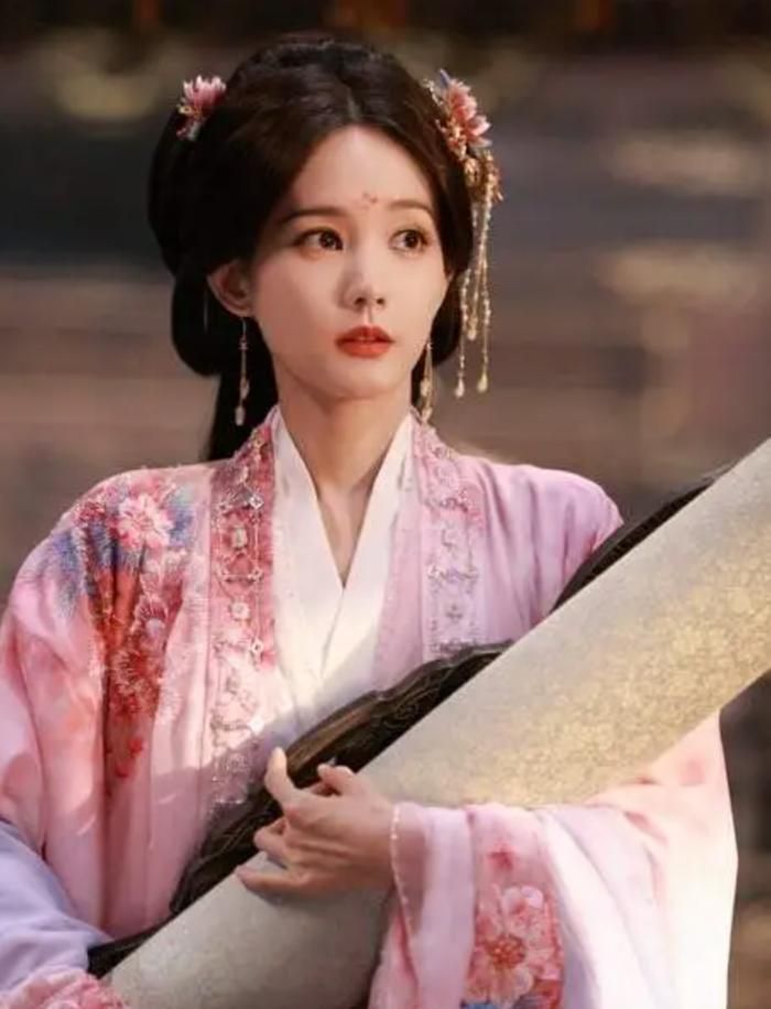 Lý Nhất Đồng chinh phục khán giả bằng vẻ đẹp dịu dàng và nụ cười giàu sức hút. Ảnh: Sohu