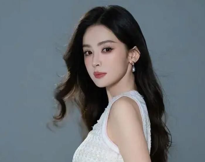 Cổ Lực Na Trát dẫn đầu bình chọn nhờ nhan sắc nổi bật và khí chất được nhiều khán giả yêu thích. Ảnh: Sohu