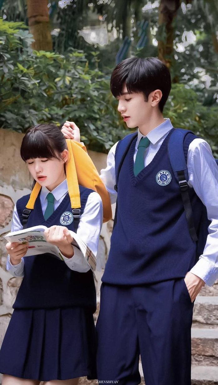 Bộ phim được chuyển thể từ tiểu thuyết cùng tên của Nhĩ Đông Thố Tử, do Trần Triết Viễn và Từ Mộng Khiết đảm nhận vai chính. Câu chuyện xoay quanh Chu Tư Việt - nam sinh nổi bật với thành tích học tập xuất sắc nhưng có phần kiêu ngạo và Đinh Tiễn, cô gái mạnh mẽ, bướng bỉnh nhưng giàu nghị lực. Từ hai người không mấy thiện cảm khi trở thành bạn cùng bàn, họ dần thấu hiểu, đồng hành cùng nhau vượt qua áp lực học tập, thi cử và những ngã rẽ của tuổi trẻ. Không quá nhiều cao trào, tác phẩm chinh phục khán giả bằng nhịp phim dịu dàng cùng chuyện tình phát triển tự nhiên và chân thực.