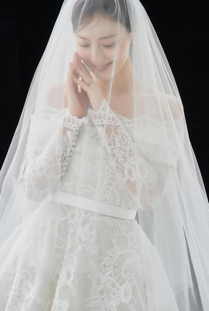 Theo truyền thông Hàn Quốc, chiếc nhẫn mà Moon Chae Won sử dụng đến từ một thương hiệu trang sức cao cấp của Pháp.