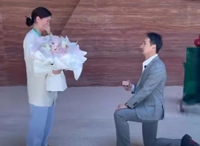 Sau khi khỏe lại, nam diễn viên đã quỳ gối cầu hôn bạn gái là bác sĩ. Ảnh: Tạp chí Hôn nhân và Gia đình