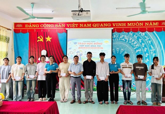 Hội LHPN xã Bế Văn Đàn trao học bổng “Tiếp sức mùa thi”, hỗ trợ học sinh có hoàn cảnh khó khăn trước kỳ thi tốt nghiệp THPT năm 2026.