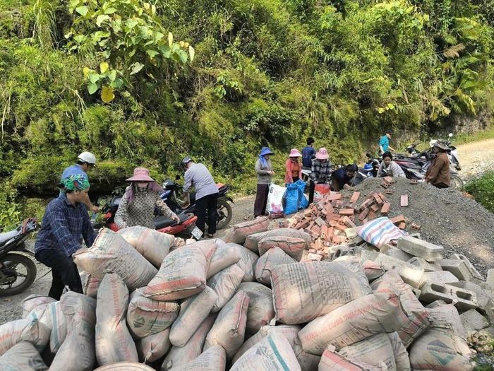 Hội LHPN xã Quảng Lâm huy động hội viên hỗ trợ vận chuyển vật liệu xây dựng tại điểm trường Khau Lại, xóm Sác Ngà