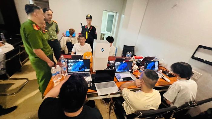 Công an bắ quả tang các đối tượng đang sử dụng mạng xã hội thực hiện hành vi Lừa đảo chiếm đoạt tài sản. Ảnh CA Lào Cai