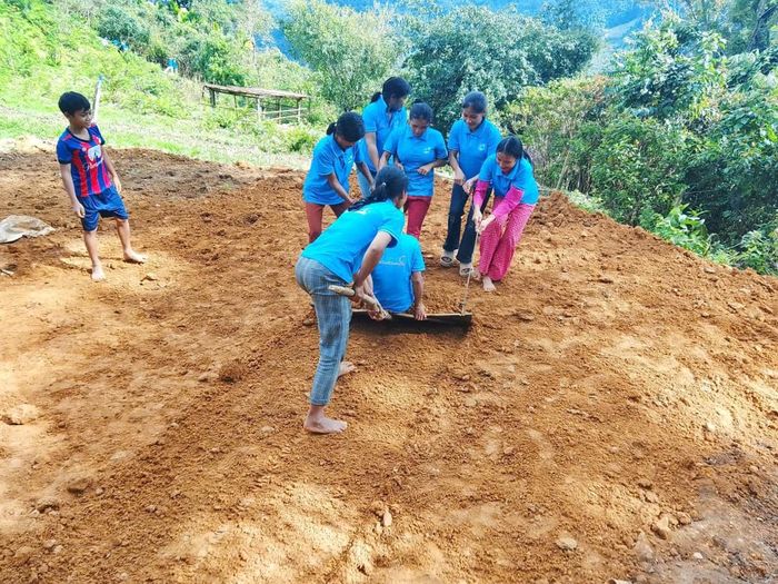 Chị Đang cùng hội viên phụ nữ thôn 5 chung tay cuốc đất, san nền chuẩn bị xây dựng nhà ở cho em Hồ Thị Khá, học sinh có hoàn cảnh khó khăn vươn lên trong học tập.
