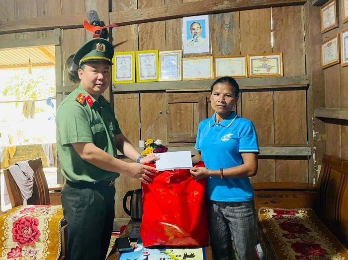 Chị Trần Thị Đang được Công an xã biểu dương vì những đóng góp trong công tác giữ gìn an ninh trật tự, hòa giải mâu thuẫn và bảo vệ sự bình yên của bản làng khi còn đảm nhiệm vai trò công an viên thôn.