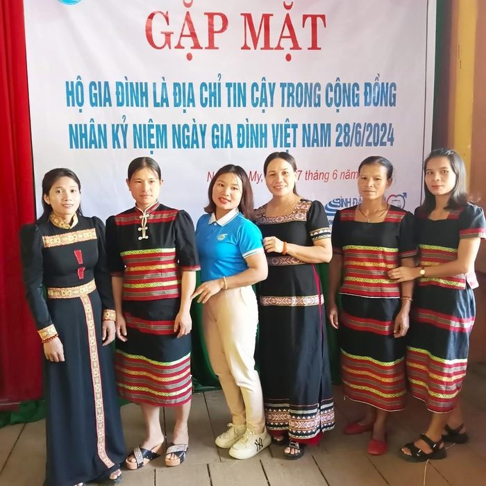 Chị Trần Thị Đang (đứng thứ 2 bên phải qua) là cá nhân uy tín tiêu biểu ở cơ sở nhờ sự tận tụy, trách nhiệm và những đóng góp bền bỉ cho cộng đồng vùng đồng bào dân tộc thiểu số.