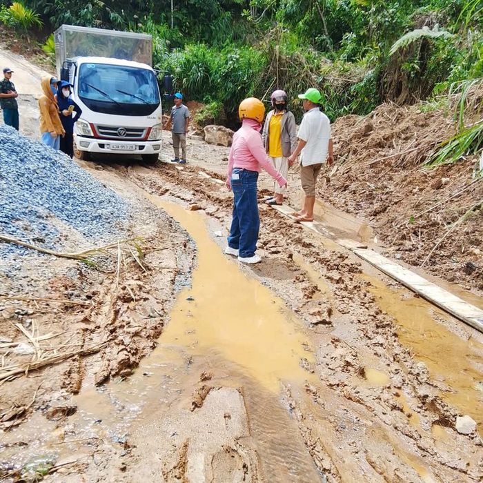 Trong đợt mưa lũ cuối năm 2025, chị Đang trực tiếp dẫn đường cho các đoàn thiện nguyện vượt núi vào làng để hỗ trợ kịp thời cho người dân, trường học địa phương bị ảnh hưởng thiên tai.