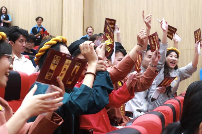 Không chỉ lắng nghe, khán giả trẻ còn hào hứng tham gia trò chơi và cổ vũ, tạo nên không khí sôi động của một hội bài chòi giữa lòng phố thị.