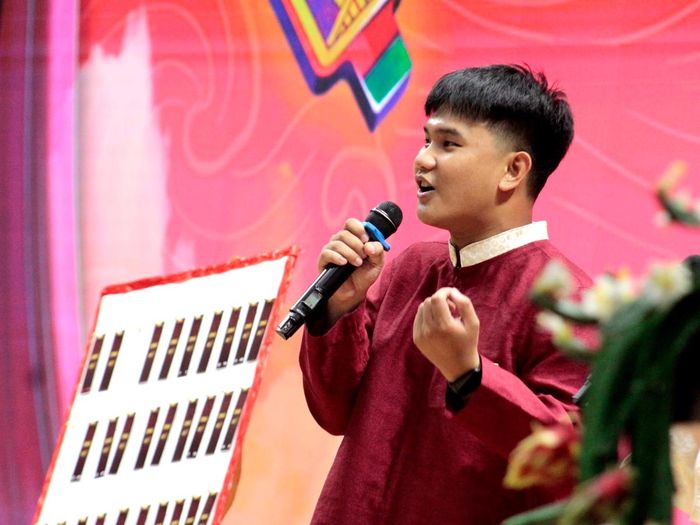 Trần Quốc Thịnh nỗ lực chinh phục làn điệu Xuân Nữ với nhiều nốt cao và kỹ thuật luyến láy đặc trưng của bài chòi miền Trung.