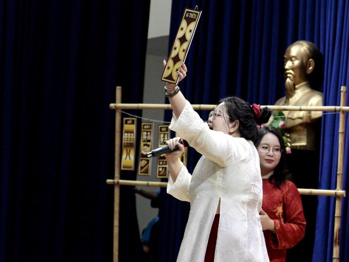 Hóa thân thành anh hiệu/chị hiệu trong hô hát bài chòi, sinh viên dự án "Chòi ơi" truyền tải nét đẹp của nghệ thuật dân gian bằng sự nhiệt huyết của tuổi trẻ.